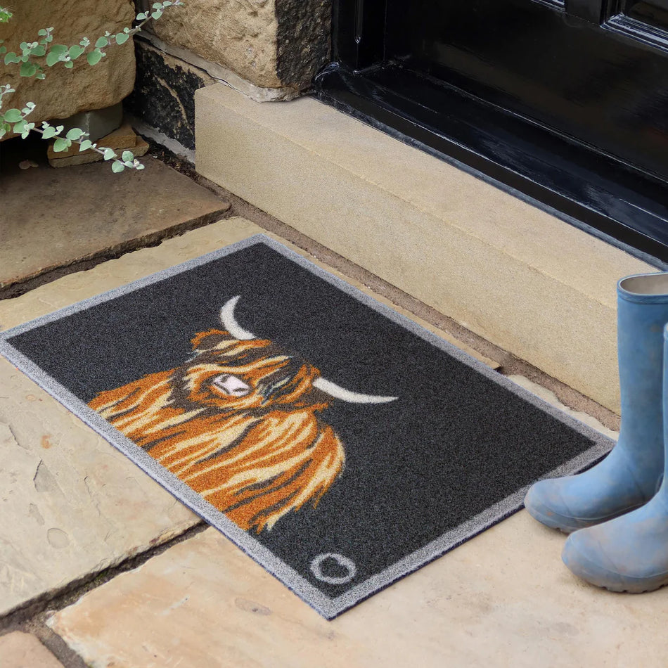 Hug Rug Outdoor Highland 1 – highland cow on navy doormat
