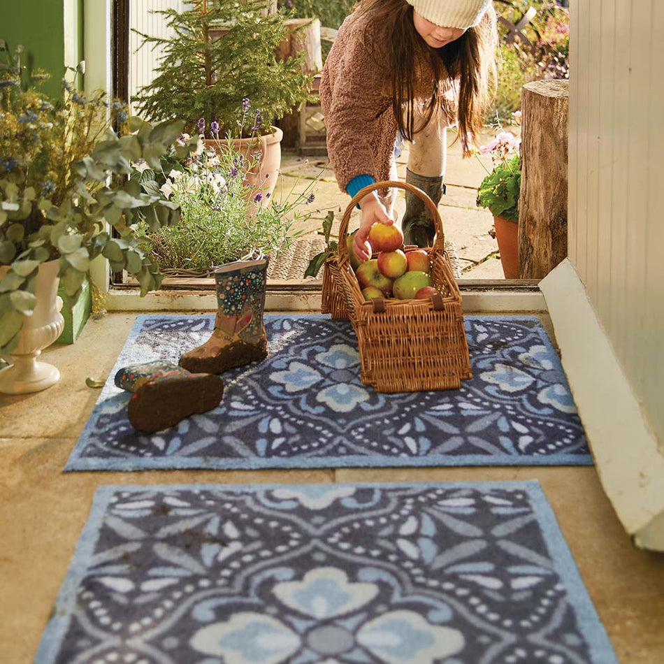 UK-made Hug Rug with welcoming home motif