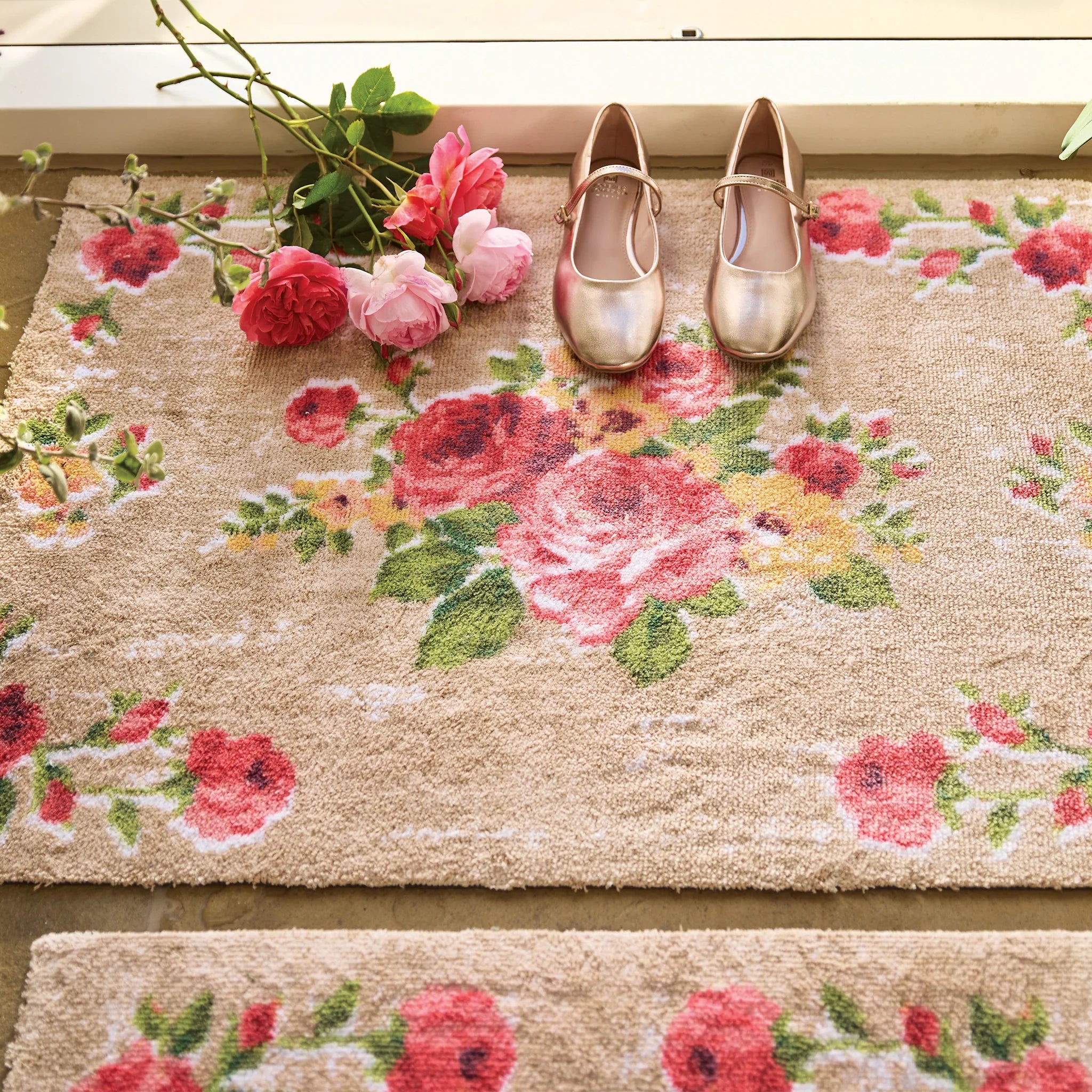 Vintage Rose Hug Rug in hallway setting