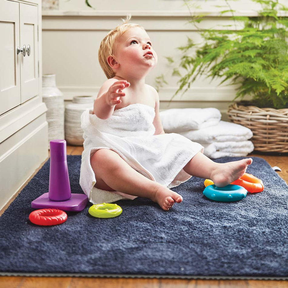 Close-up of the super soft texture of the Hug Rug Sense Bath Mat in French Navy

