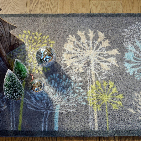 Close-up of Hug Rug cotton tufts trapping dirt

