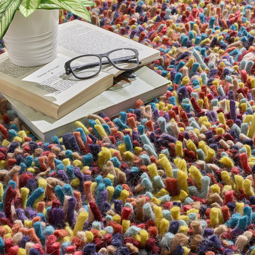 Soft and cushioned wool rug from Origins collection