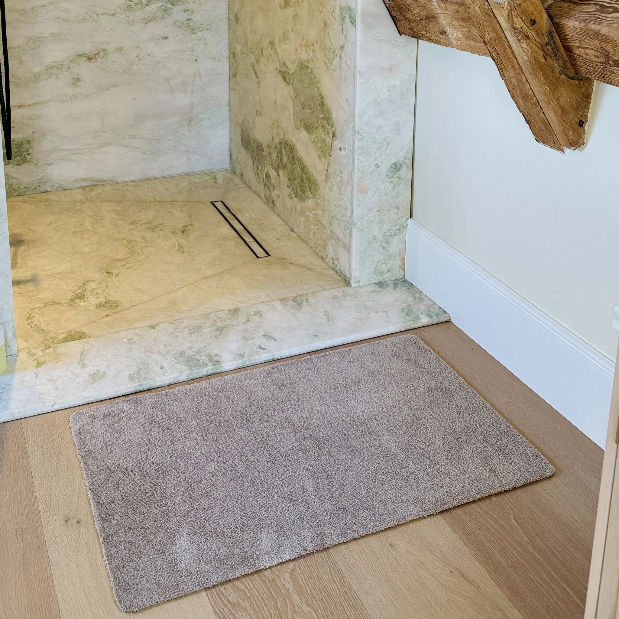 Non-slip backing of the Hug Rug Sense Bath Mat

