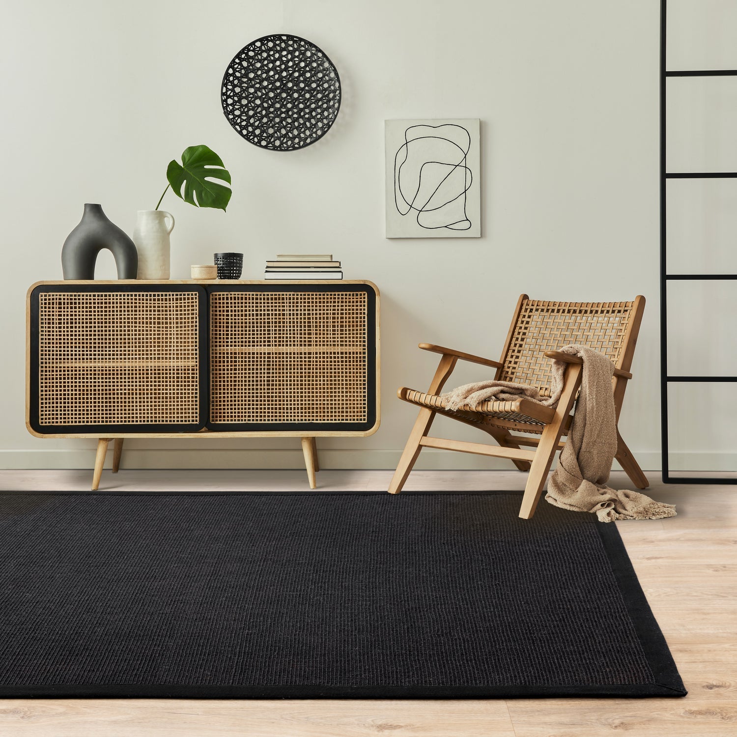 Sisal black rug with black cotton border in living room