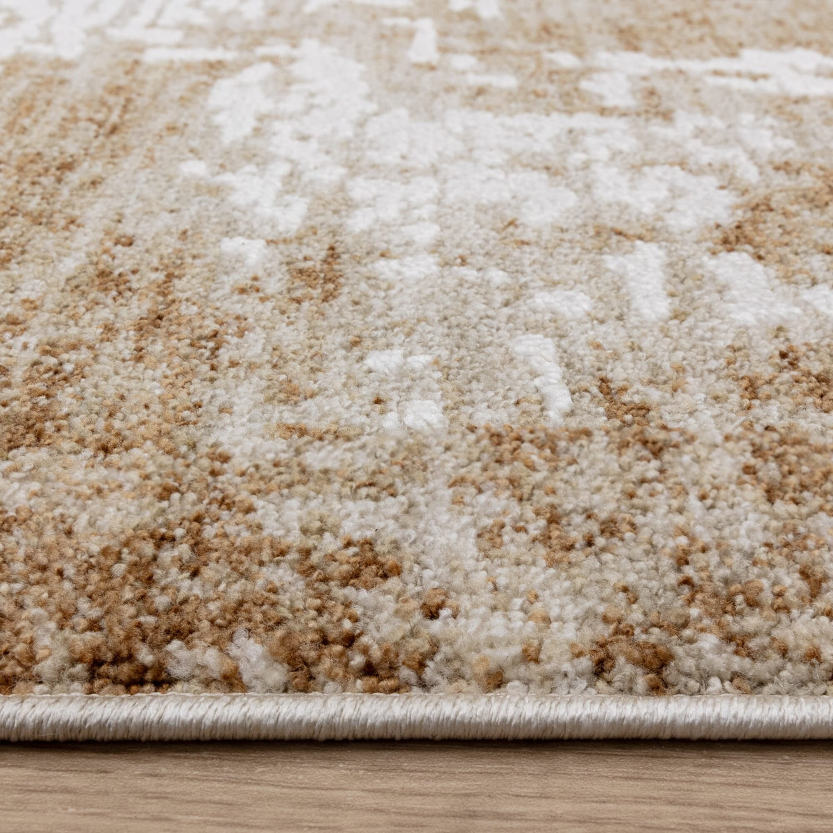 Modern minimal rug with 7mm pile showing edges