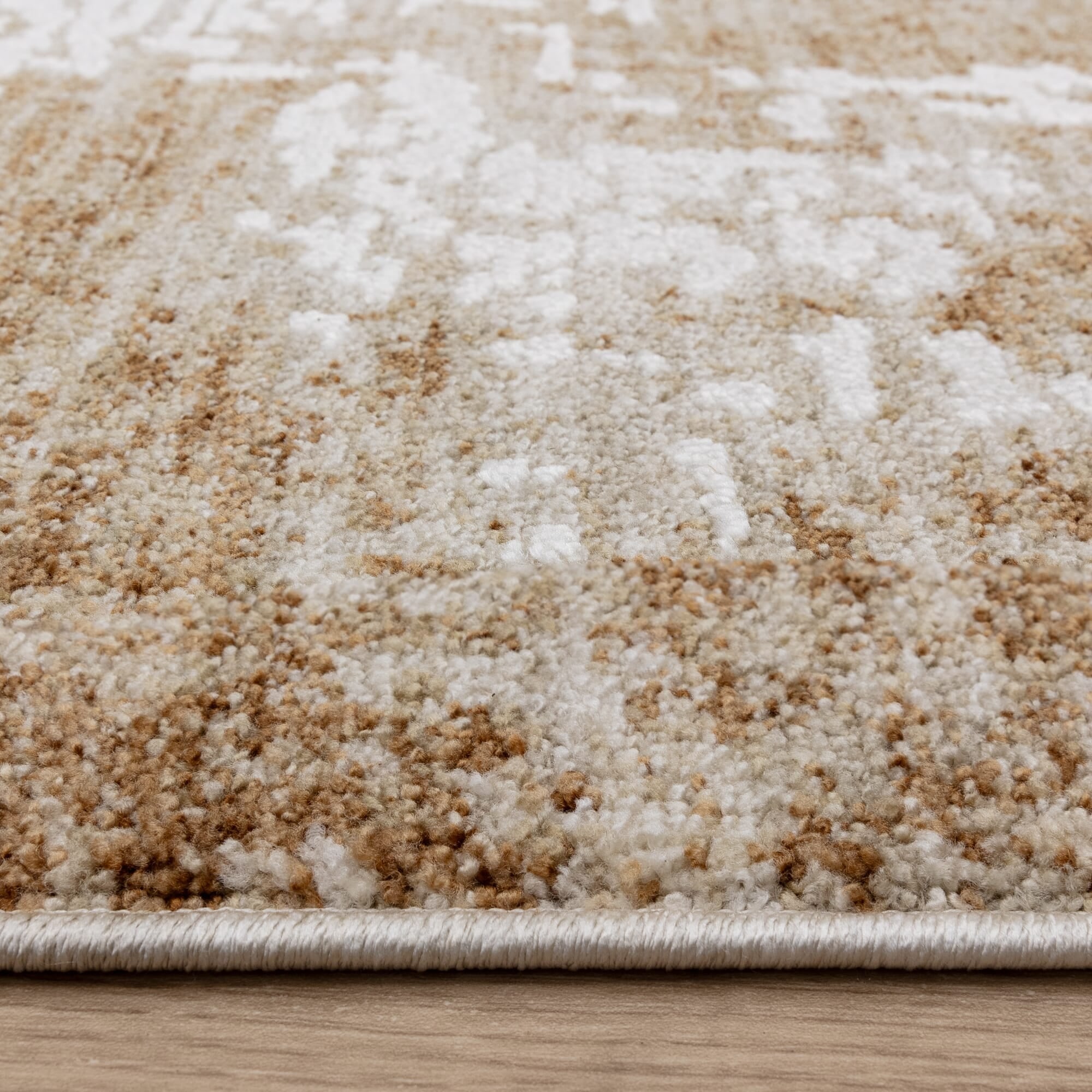 Modern minimal rug with 7mm pile showing edges