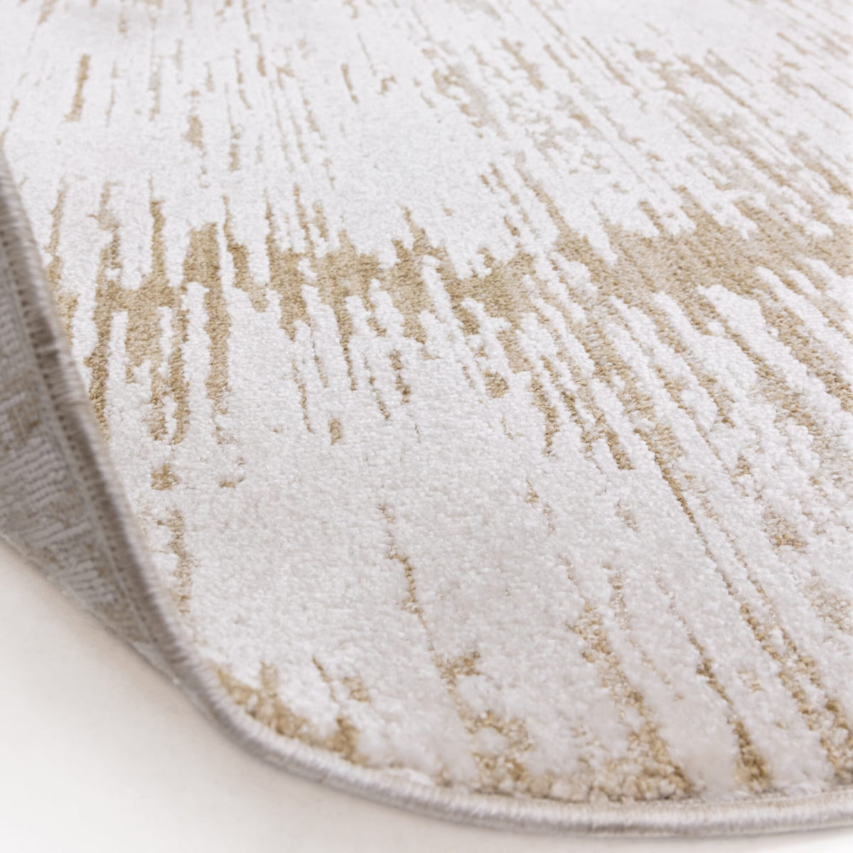 Soft textured rug with synthetic yarn blend

