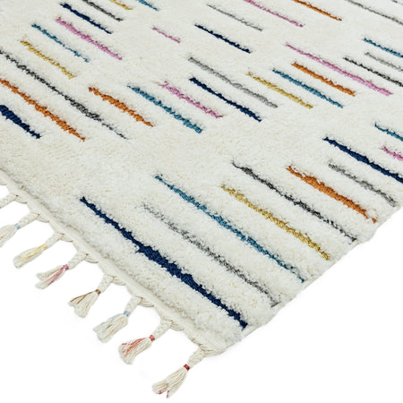 Cosy shaggy rug with tassel detail

