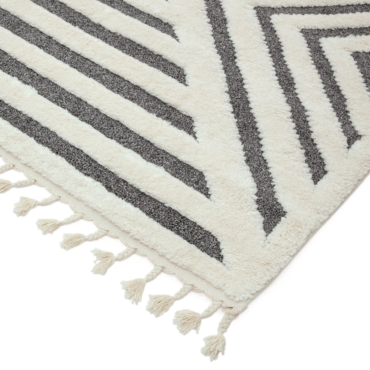 Bold patterned soft rug with fringe

