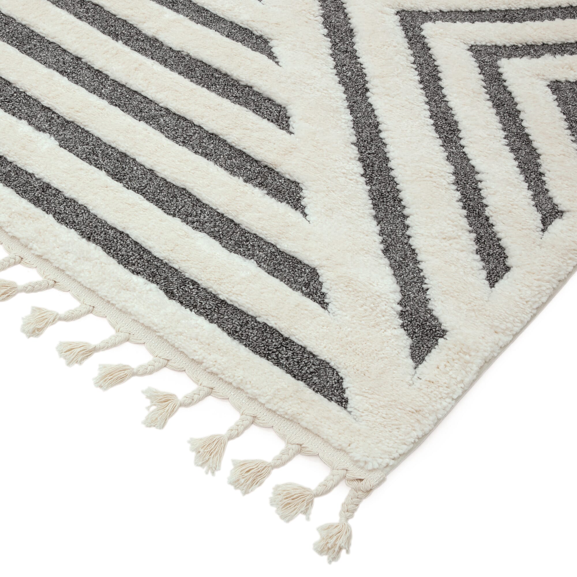 Bold patterned soft rug with fringe

