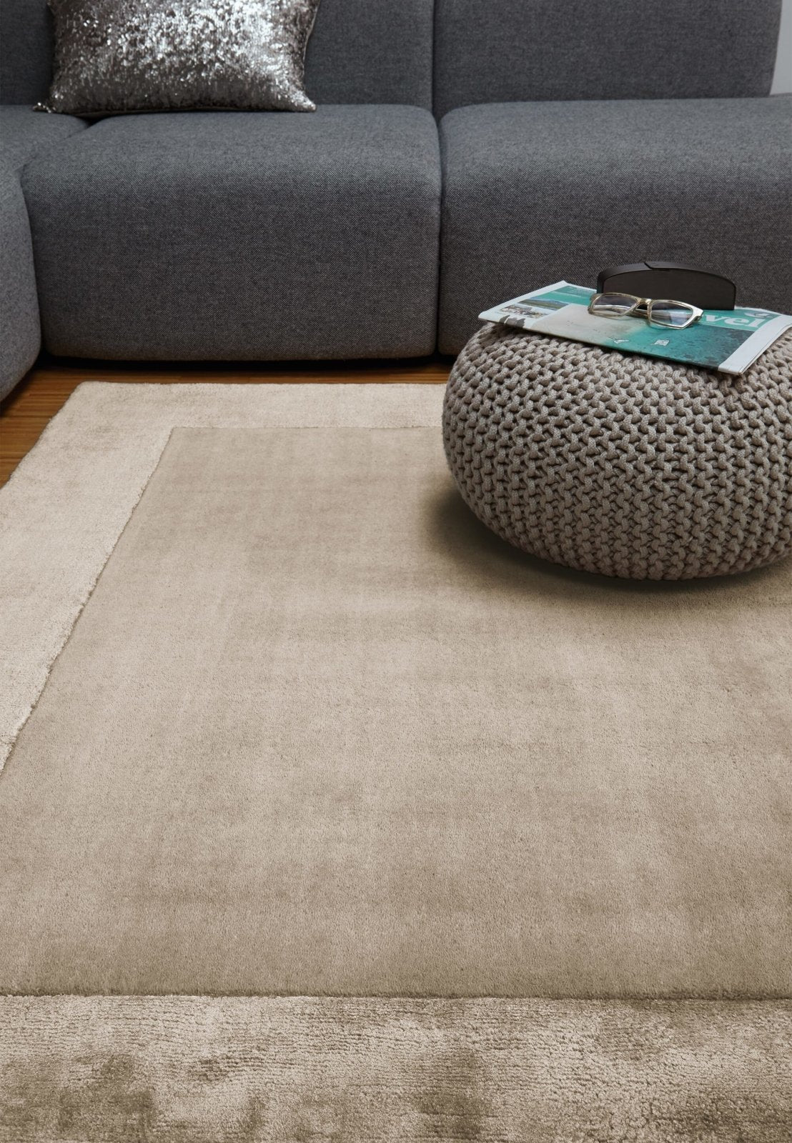 Beige border rug with viscose sheen

