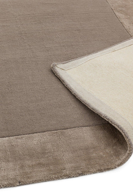 Elegant hand woven rug in taupe

