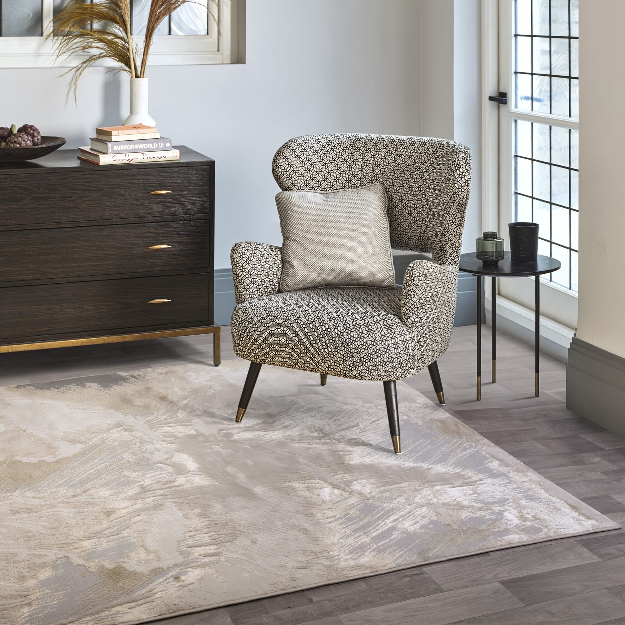 Etch design rug in modern living room

