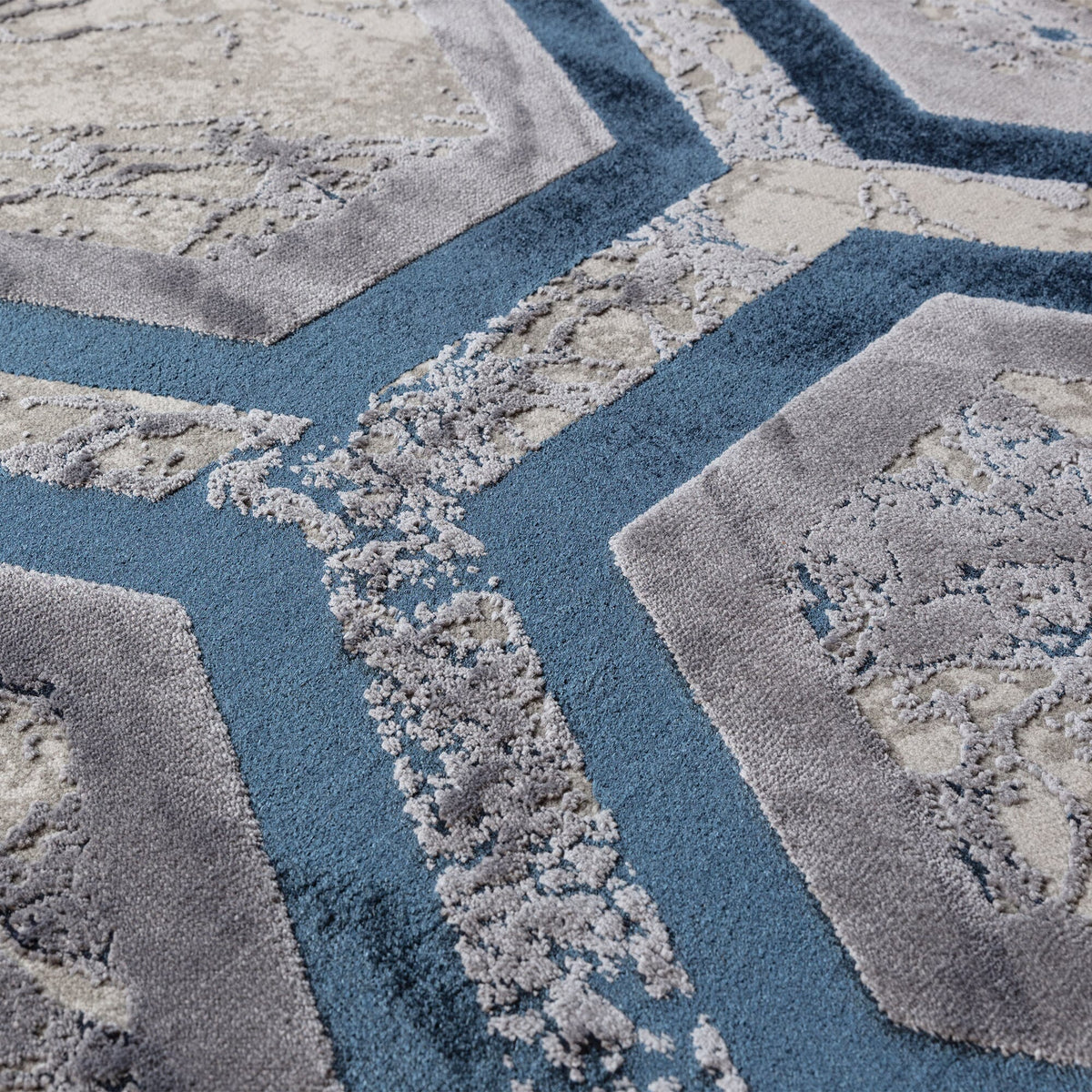Asiatic Aurora Hexagon Rug close-up texture

