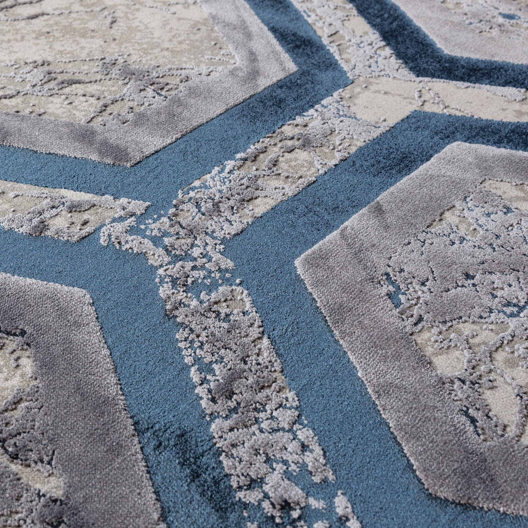 Asiatic Aurora Hexagon Rug close-up texture

