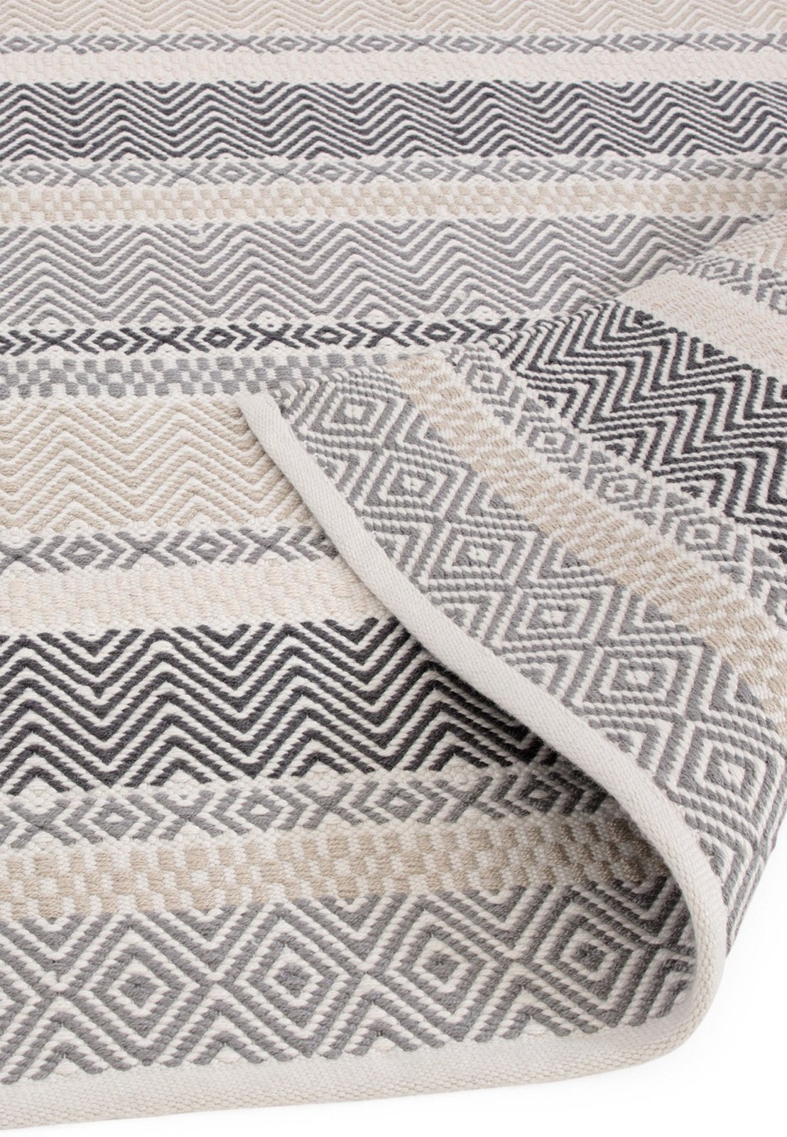 Durable recycled plastic rug in grey tones

