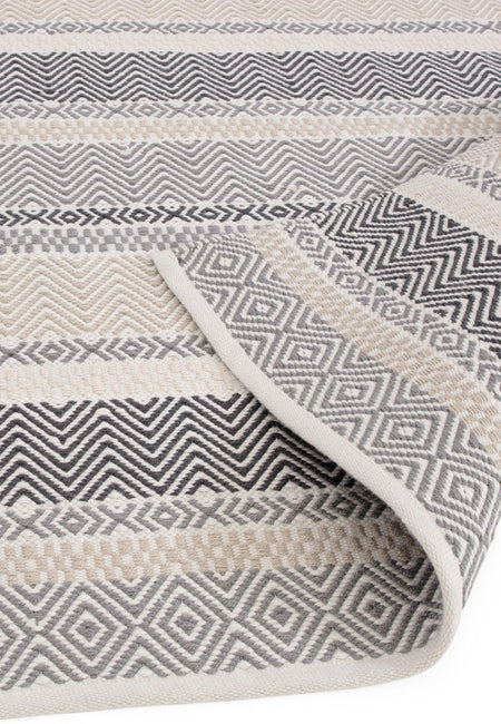 Durable recycled plastic rug in grey tones

