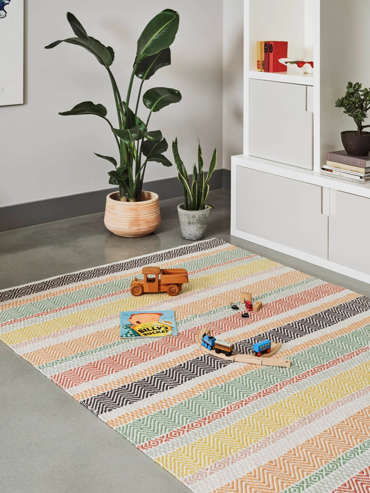 Lightweight, water-resistant rug in pastel tones

