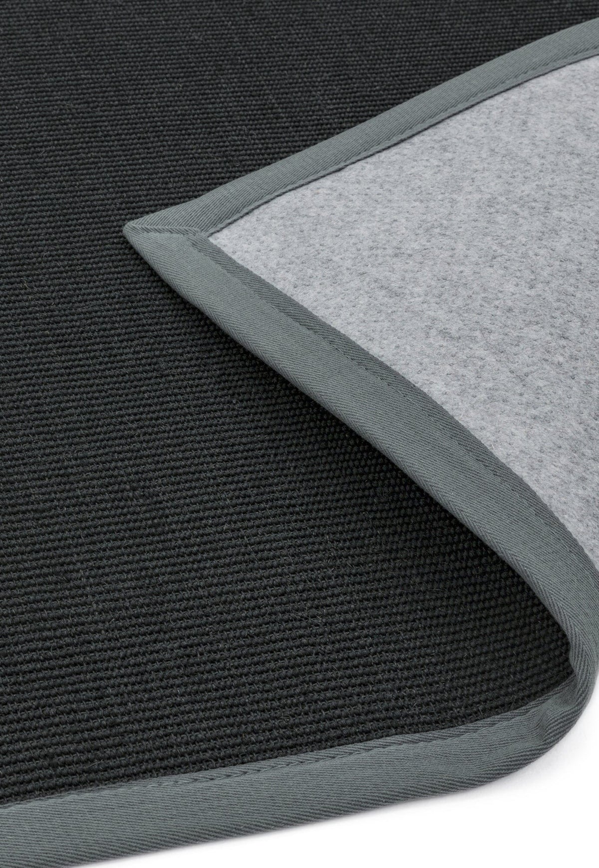 Eco-friendly rug with sisal body and grey cotton edge