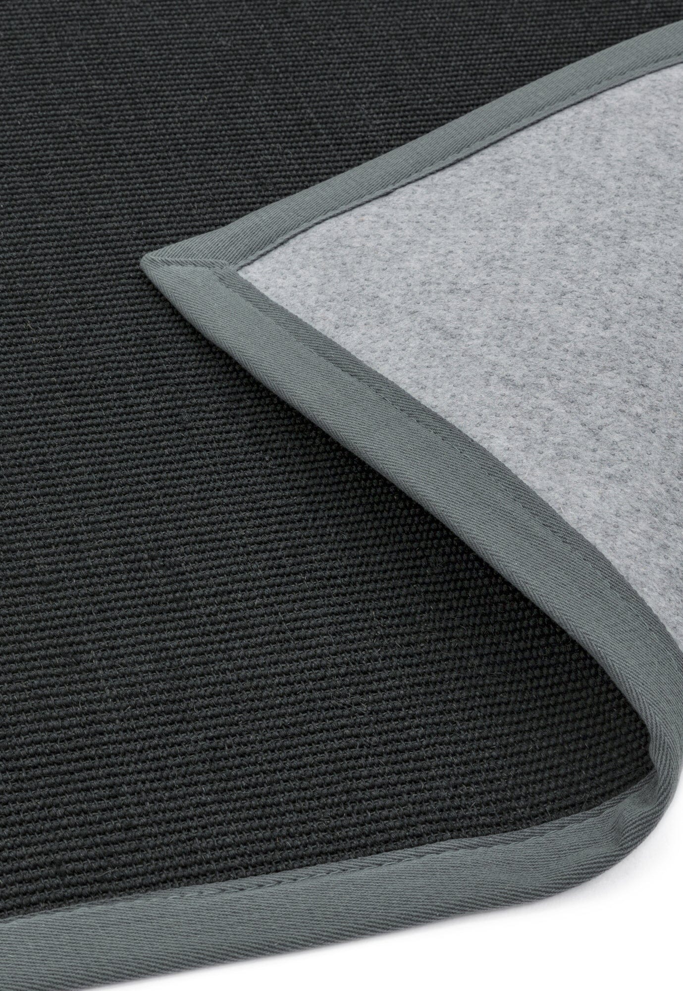 Eco-friendly rug with sisal body and grey cotton edge